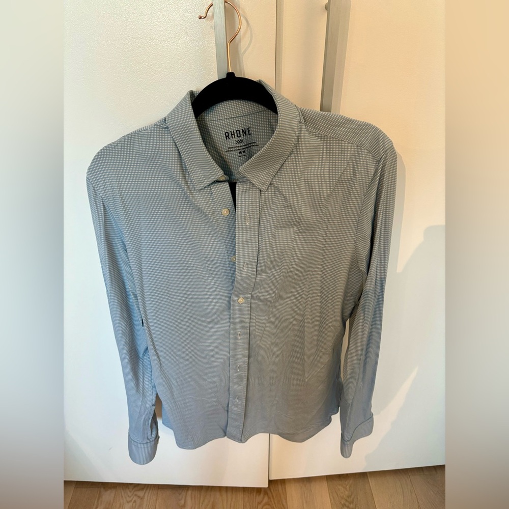 Rhône Men’s medium commuter shirt, blue and white